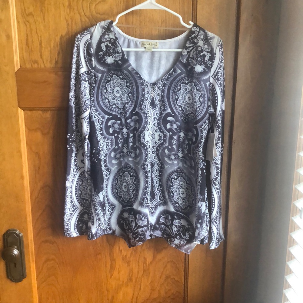 Long sleeve shirt. Size small. Tags attached.